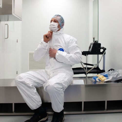 Bij MRB Fijnmetaal beschikken we over een moderne cleanroom die speciaal is ingericht voor het reinigen, assembleren en verpakken van fijnmechanische producten.