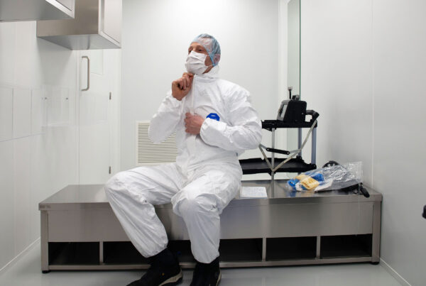 Bij MRB Fijnmetaal beschikken we over een moderne cleanroom die speciaal is ingericht voor het reinigen, assembleren en verpakken van fijnmechanische producten.