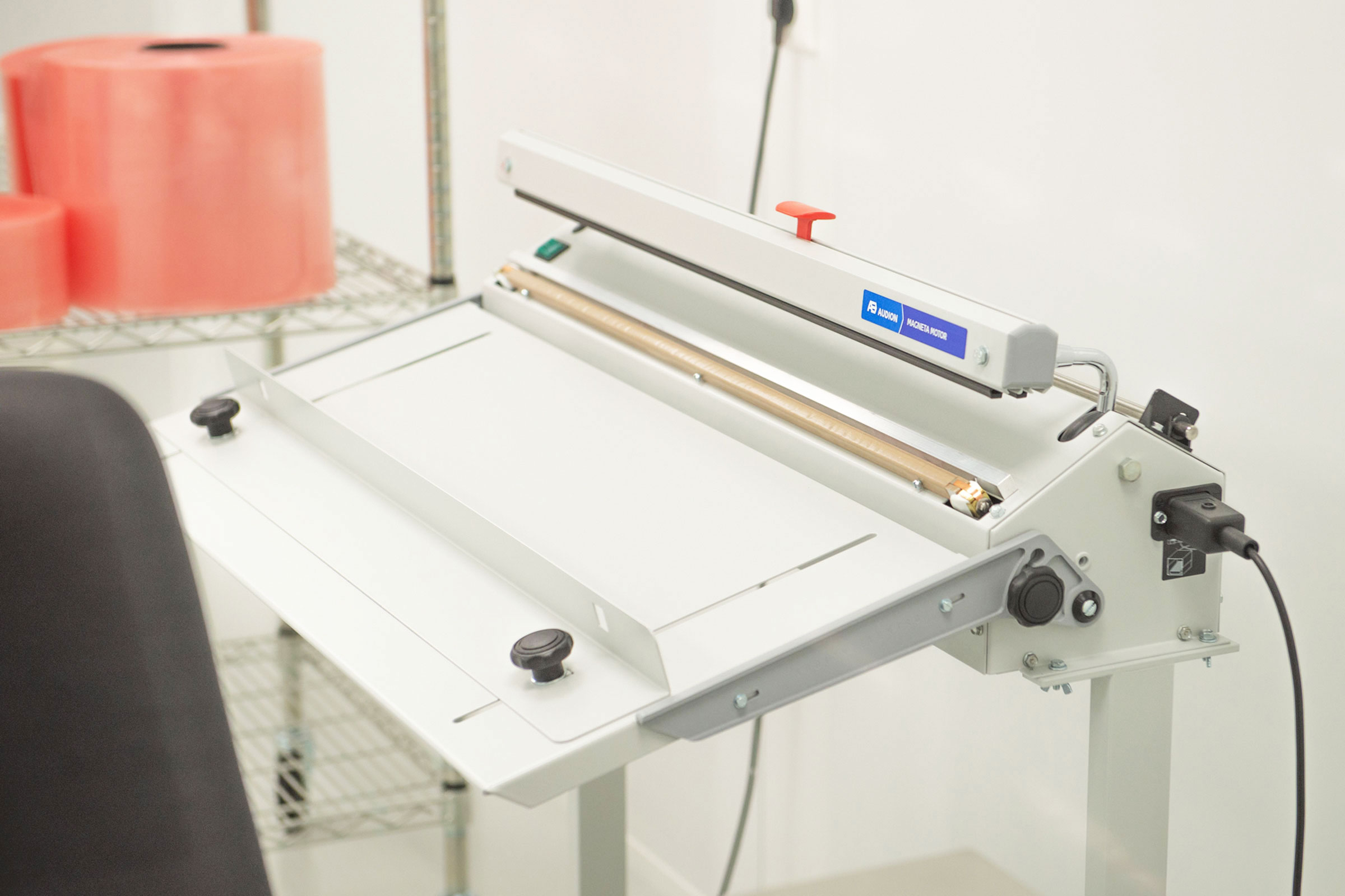 Bij MRB Fijnmetaal beschikken we over een moderne cleanroom die speciaal is ingericht voor het reinigen, assembleren en verpakken van fijnmechanische producten.