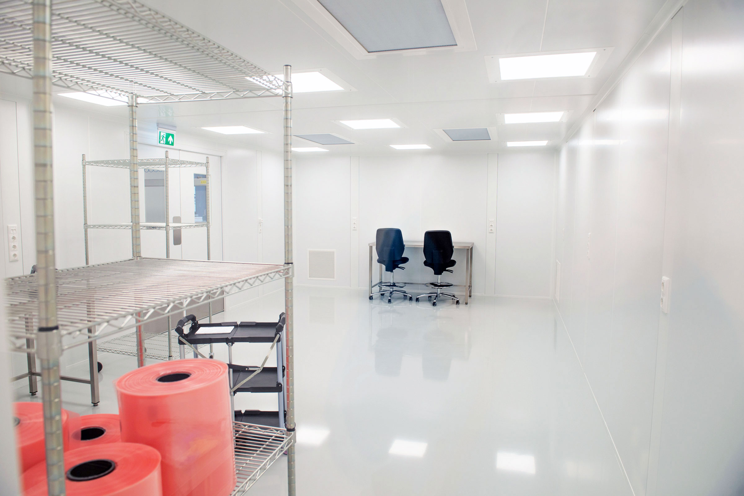 Bij MRB Fijnmetaal beschikken we over een moderne cleanroom die speciaal is ingericht voor het reinigen, assembleren en verpakken van fijnmechanische producten.